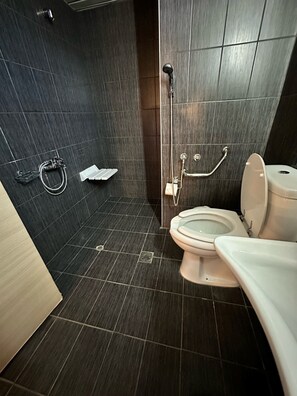 Habitación Confort con 2 camas individuales, acceso para personas con movilidad reducida | Baño | Regadera, secadora de cabello, toallas, jabón 