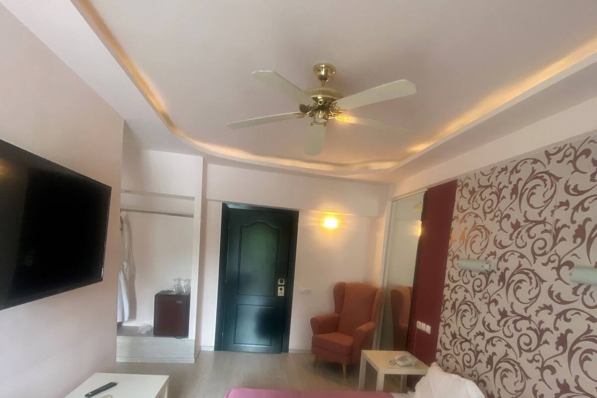 Familien-Vierbettzimmer, Balkon, Hügelblick