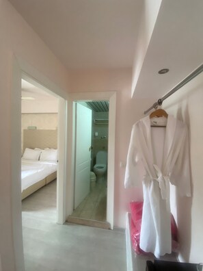 Habitación cuádruple familiar, balcón, vista a la colina | Caja de seguridad en la habitación y escritorio 