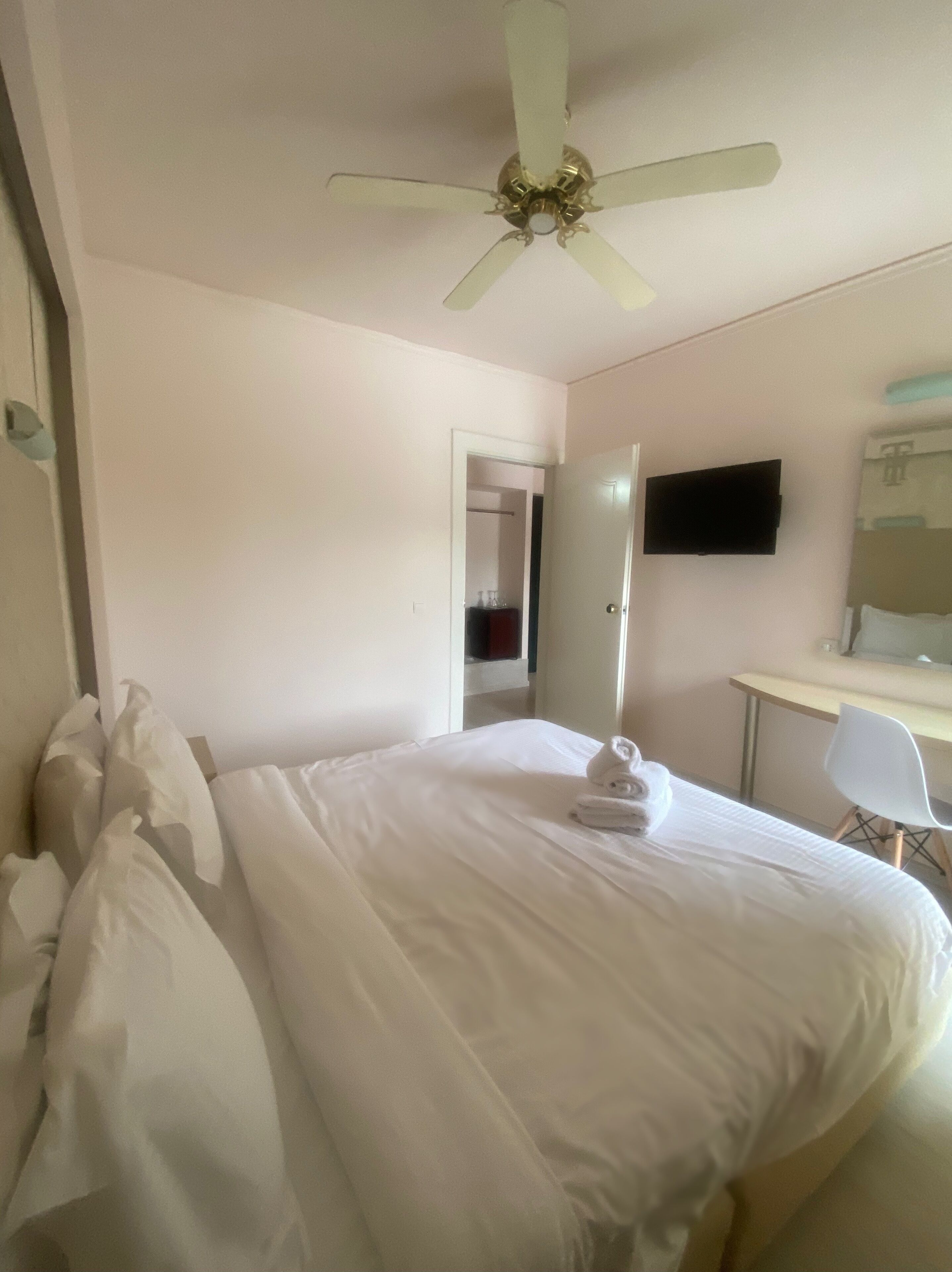 Firemannsrom – familie, balkong, utsikt mot høyde | Safe på rommet, skrivebord og skrivebord for bærbar PC