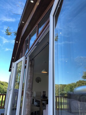 Outdoor dining - 4 Bedroom Luxury Lodge Retreat in Lymington (Lymington)