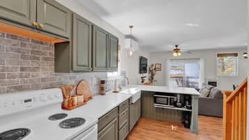 Réfrigérateur, four à micro-ondes, un four, surface de cuisson