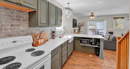 Lakefront, Hot Tub, Private Dock, 2 Decks, Patio, Kayaks in Season