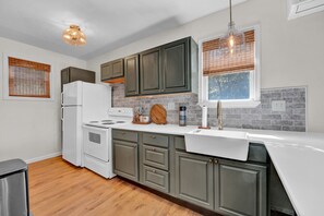 Fridge, microwave, oven, stovetop - Lakefront, Hot Tub, Private Dock, Amazing Views, 2 Decks, Patio, Kayaks in Season (Lake Ariel)