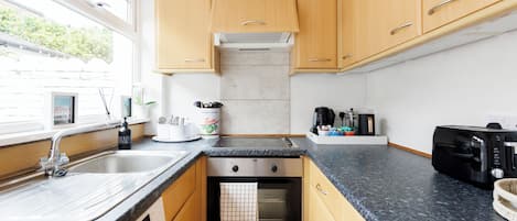 Refrigerador, horno, parrilla de estufa y cafetera y tetera