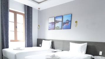 Standard dubbelrum eller tvåbäddsrum - flera sängar - icke-rökare - havsutsikt | Minibar, individuell inredning, unika möbler och ljudisolering