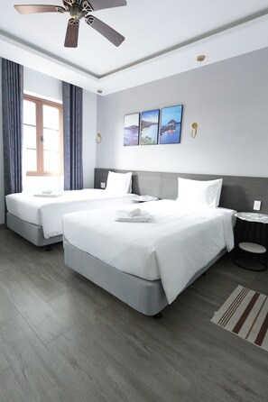 Standaard kamer, 1 twee- of 2 eenpersoonsbedden, Meerdere bedden, niet-roken, uitzicht op zee | Een minibar, individueel gedecoreerd, individueel gemeubileerd