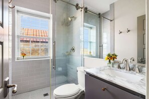 Douche, sèche-cheveux, serviettes fournies