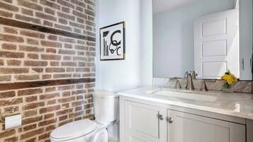 Regadera, secadora de cabello, toallas