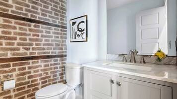 Douche, sèche-cheveux, serviettes fournies