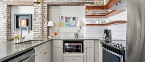 Réfrigérateur, micro-ondes, four, plaque de cuisson