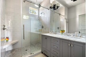 Shower, hair dryer, towels - Perfect Location - King Street Condo! (Charleston)