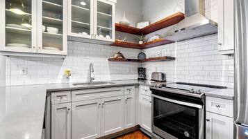 Kylskåp, mikrovågsugn, ugn och spishäll