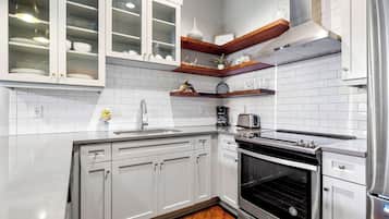 Een koelkast, een microgolfoven, een oven, een kookplaat