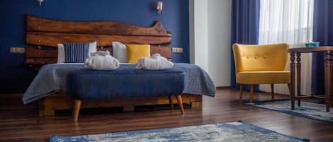 Doppelzimmer | Minibar, Zimmersafe, individuell dekoriert, Bügeleisen/Bügelbrett