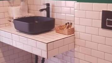 Habitación doble | Baño | Ducha, artículos de higiene personal gratuitos y secador de pelo