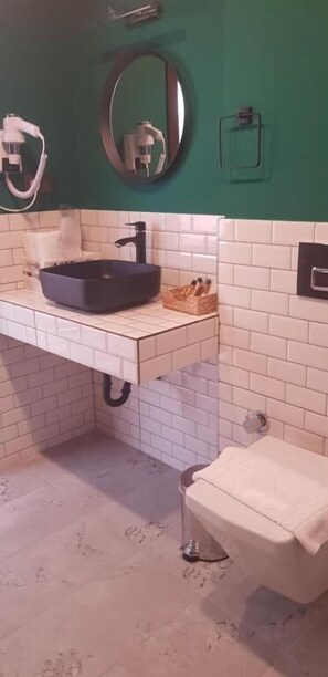 Ducha, artículos de tocador gratuitos, secador de pelo, pantuflas