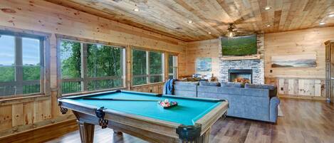 Smart-TV, Kamin, Videospiele, Stereoanlage