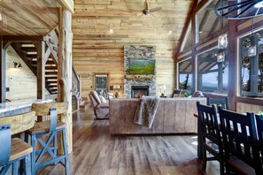 Smart-tv, eldstad, tv-spel och kontor