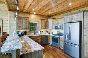 冷蔵庫、電子レンジ、オーブン、コンロ