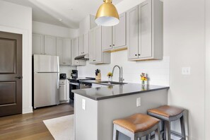 Frigorífico, microondas, horno y placa de cocina