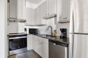 Fridge, microwave, stovetop, dishwasher