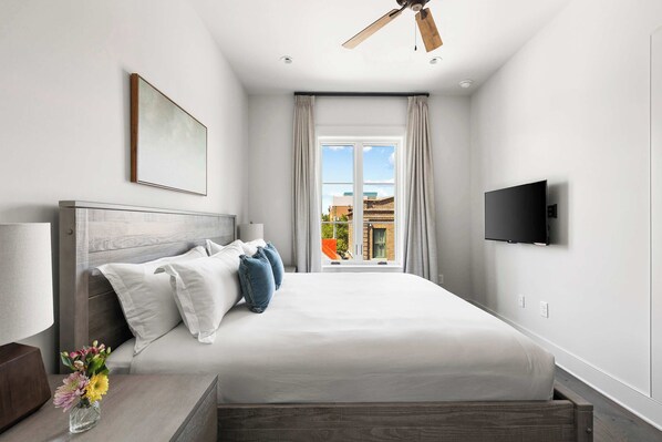 1 bedroom, travel cot, WiFi, bed sheets - Fire Tower | Fresh 1BR Suite + Courtyard + Rooftop (Charleston)
