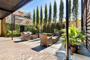 Terrace/patio - Fire Tower | Fresh 1BR Suite + Courtyard + Rooftop (Charleston)