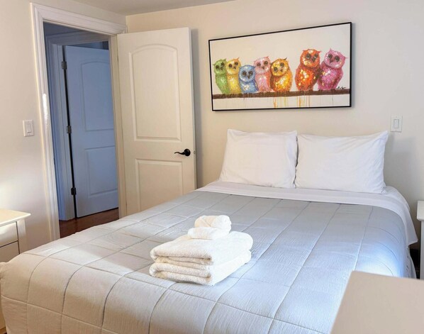 4 bedrooms, desk, WiFi, bed sheets - Lakefront Retreat with Hot Tub (Trevor)
