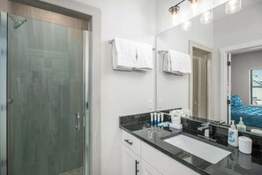 Chuveiro, secador de cabelo, toalhas de banho, shampoo
