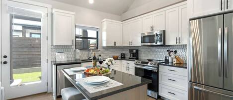 Réfrigérateur, four à micro-ondes, un four, surface de cuisson