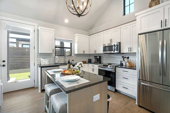 Een koelkast, een magnetron, een oven, een kookplaat