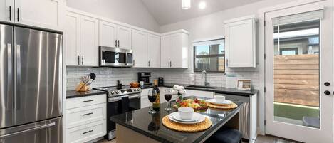 Refrigerador, microondas, horno, placa de cocina