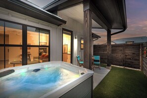 Terrace/patio - Eagle's Nesting 104 - Hot Tub, Close to Downtown (Fredericksburg)