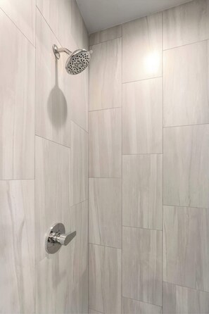 Dusche, Haartrockner, Handtücher, Shampoo