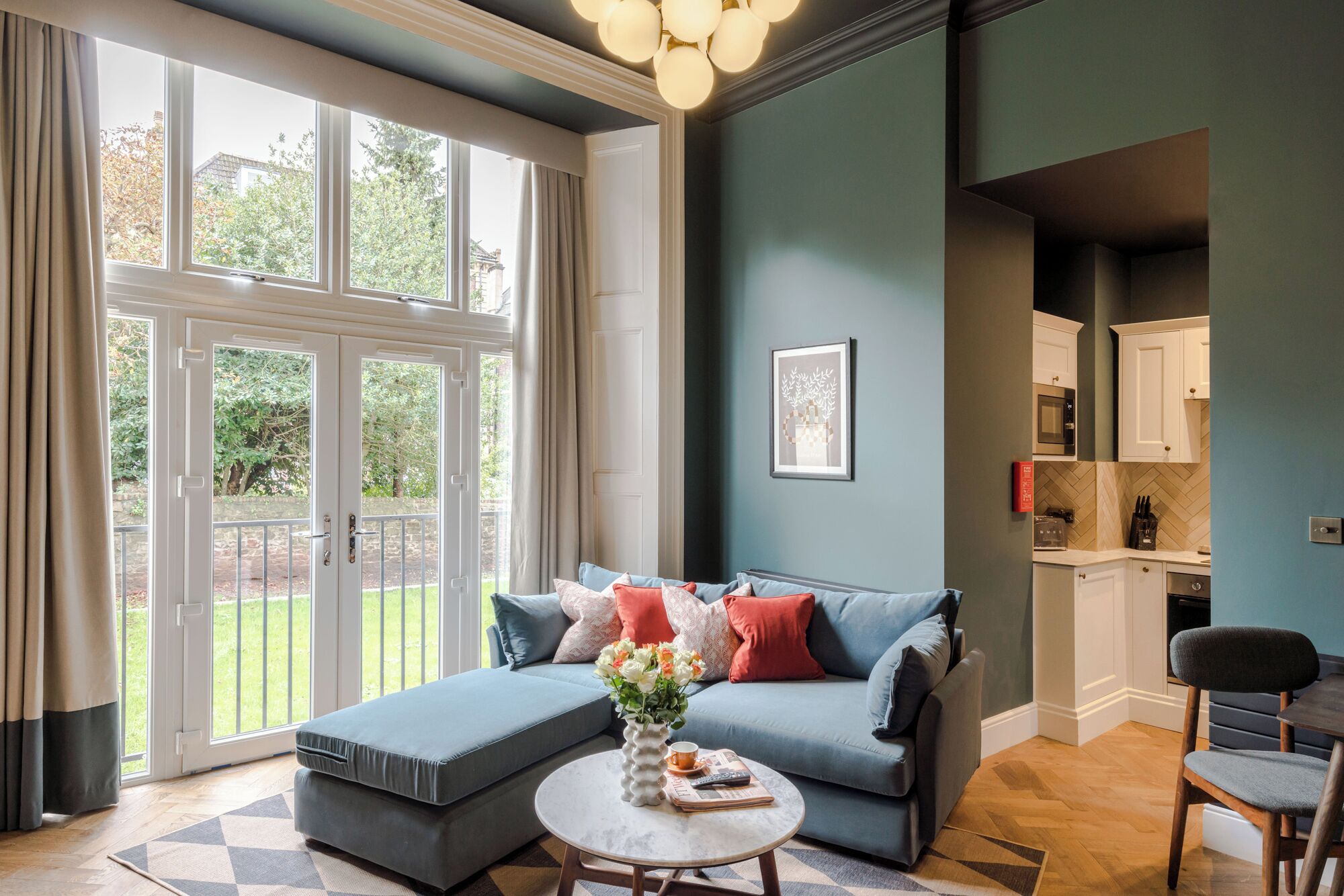 Classic Apartment, 1 King Bed, Kitchenette | Living area | Flat-screen TV