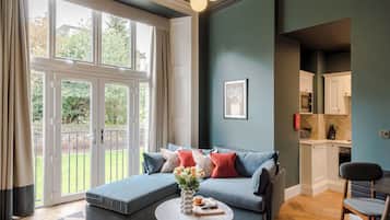 Classic Apartment, 1 King Bed, Kitchenette | Living area | Flat-screen TV