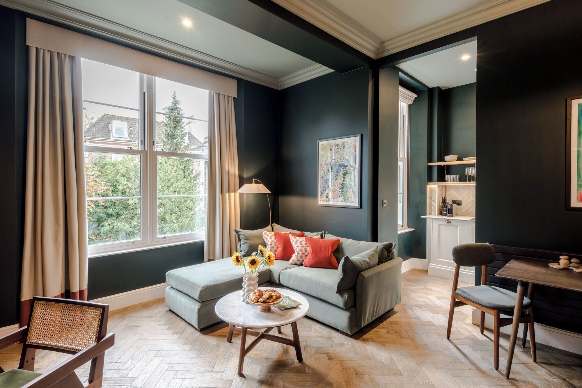 Classic Apartment, 1 King Bed | Living area