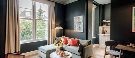 Classic Apartment, 1 King Bed | Living area