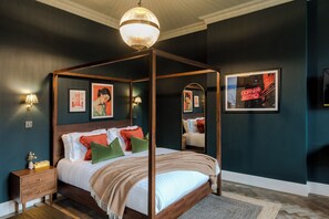 Departamento clásico, 1 cama King size | Insonorización, tabla de planchar con plancha y wifi gratis 