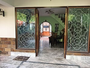 Property entrance - Ronglyang Lotus Villa Homestay (Near MG Road) (Gangtok)