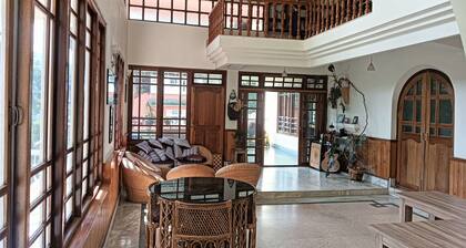 Ronglyang Lotus Villa Homestay (Near MG Road)