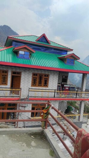 Front of property - Snow View Homestay (Sainj)