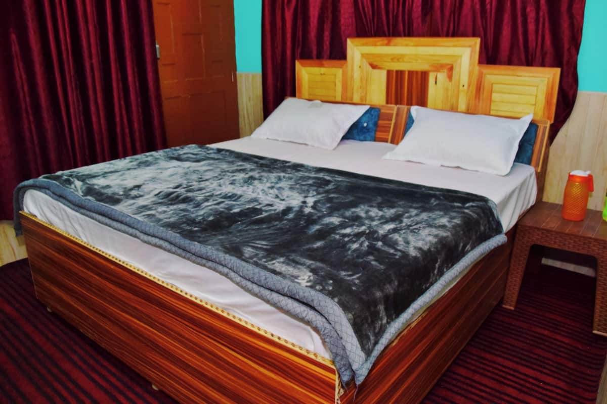 Deluxe Double Room, Mountain View | Hypo-allergenic bedding, pillowtop beds, soundproofing, free WiFi