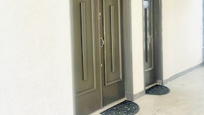 A hallway with two doors and a ceiling with skylights. - Spacious and bright, a real "coup de coeur" near the metro and RER station (La Courneuve)
