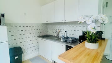 Refrigerador, microondas, parrilla de estufa y cafetera y tetera