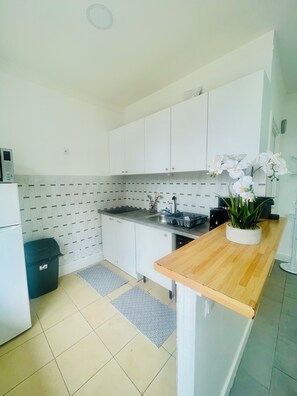 Refrigerador, microondas, placa de cocina, cafetera/tetera