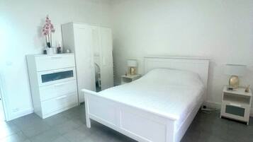 1 slaapkamer, een strijkplank/strijkijzer, reisbedje, gratis wifi