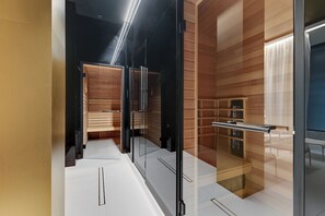 Un interno moderno con un pannello di legno a parete, una parete divisoria in vetro e un parapetto in metallo.