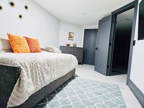 2 bedrooms, iron/ironing board, WiFi, bed sheets - High-end 2Bdrm Garden Apt. Where Comfort Meets Style (Chicago)